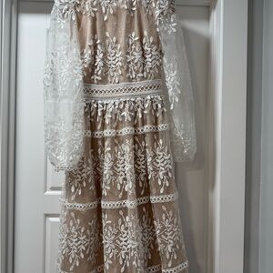 Elegant White Floral Lace Dress size 00